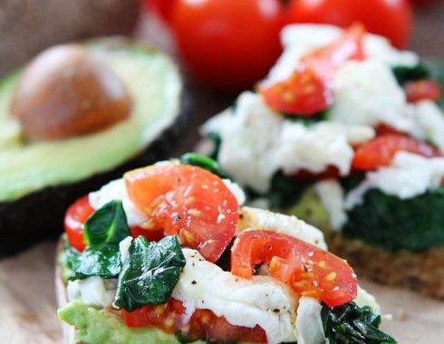 Avocado-Toast-with-Scrambled-Eggs-and-Spinach-5